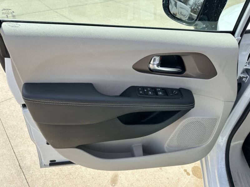 2024 Chrysler Voyager LX