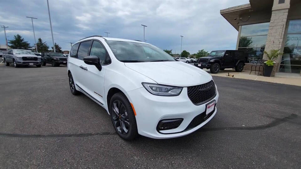 2024 Chrysler Pacifica for sale at Victoria Auto Sales in Victoria, MN