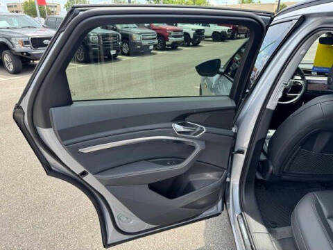 2022 Audi e-tron quattro Premium