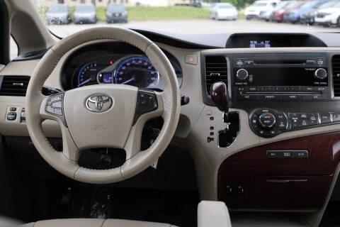 2012 Toyota Sienna XLE 7-Passenger Auto Access Seat
