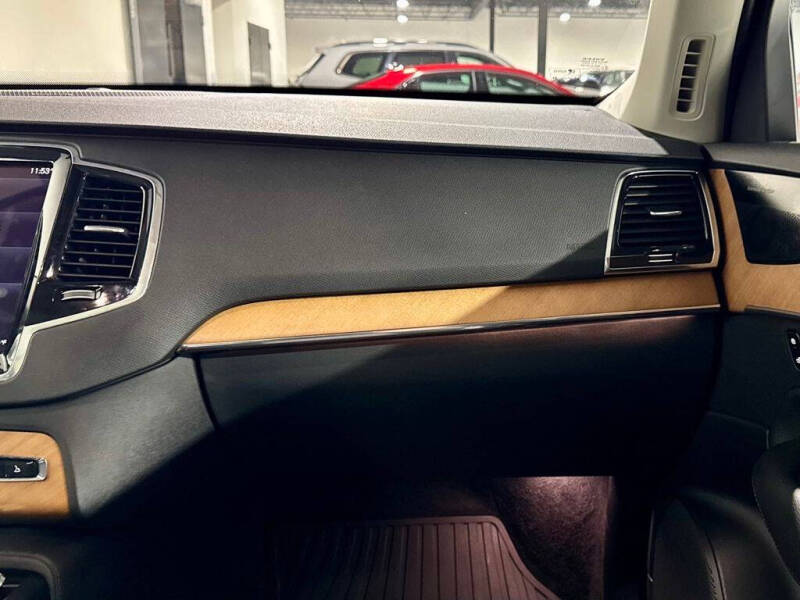 2022 Volvo XC90 T6 Momentum 6-Passenger