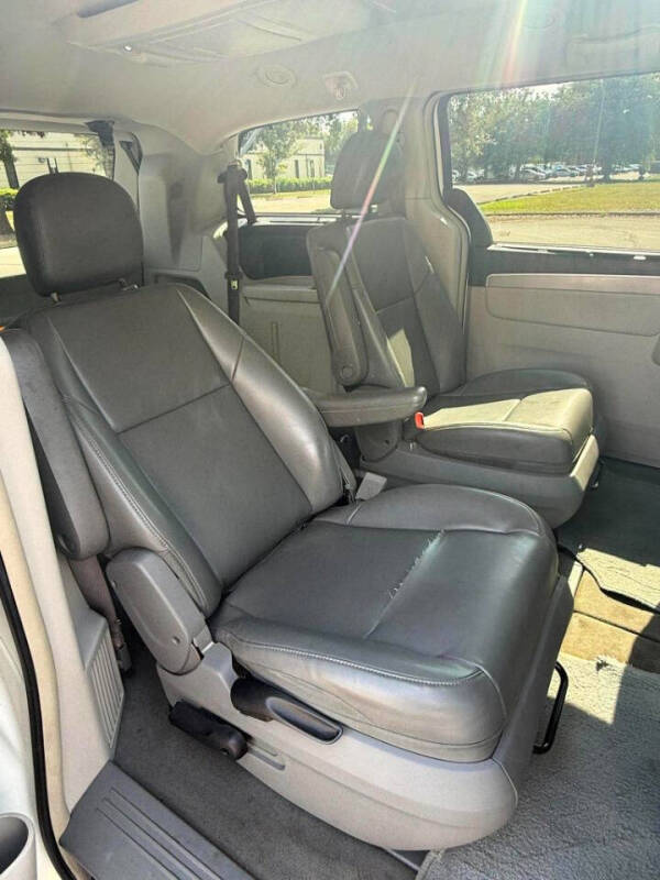 2012 Volkswagen Routan SE
