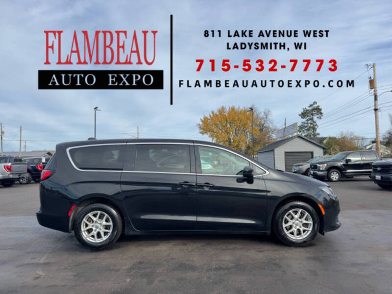 2022 Chrysler Voyager LX's photo