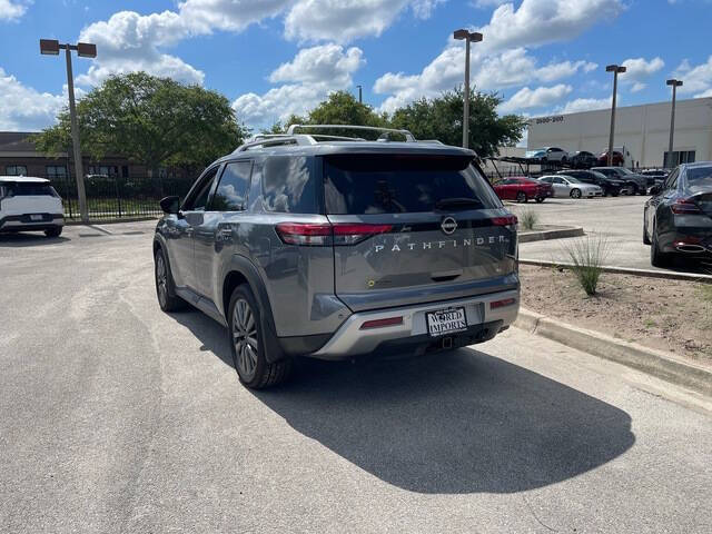 2025 Nissan Pathfinder SL