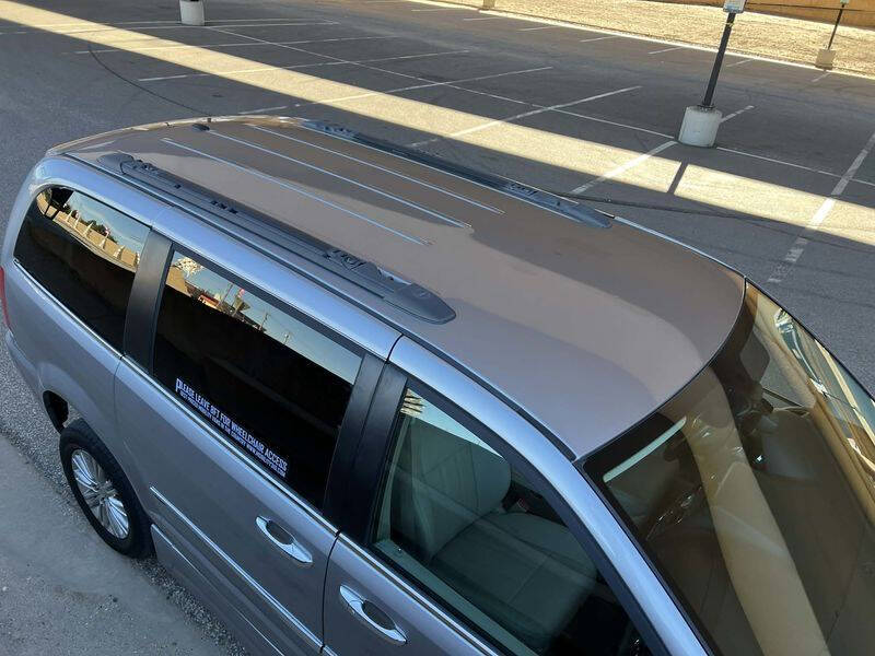 2016 Chrysler Town and Country Touring-L