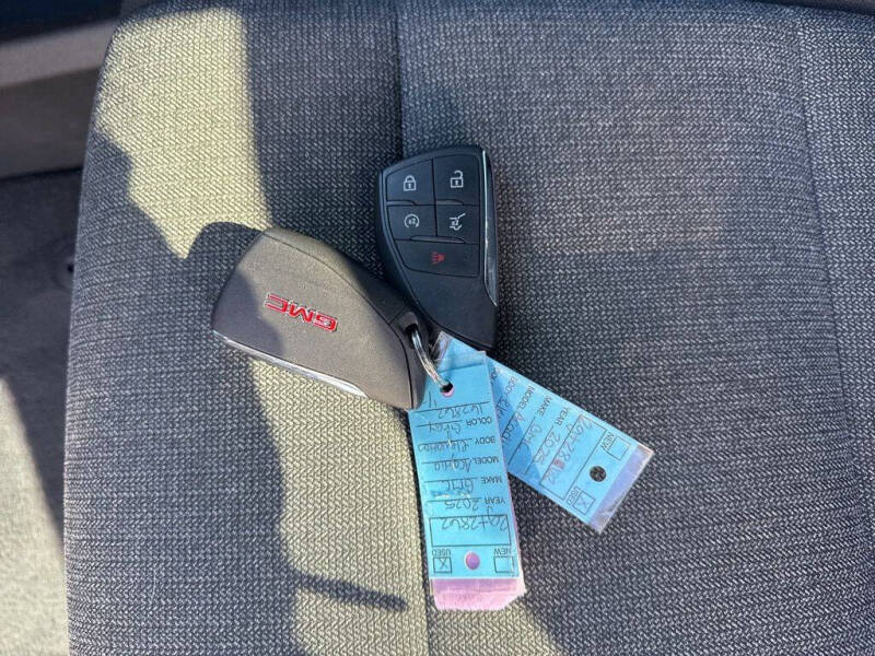 2025 GMC Acadia Elevation