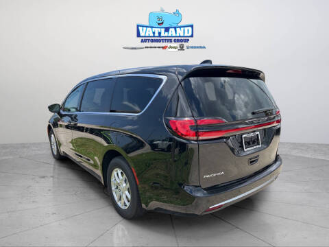 2027 Chrysler Pacifica Select