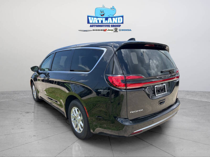 2027 Chrysler Pacifica Select