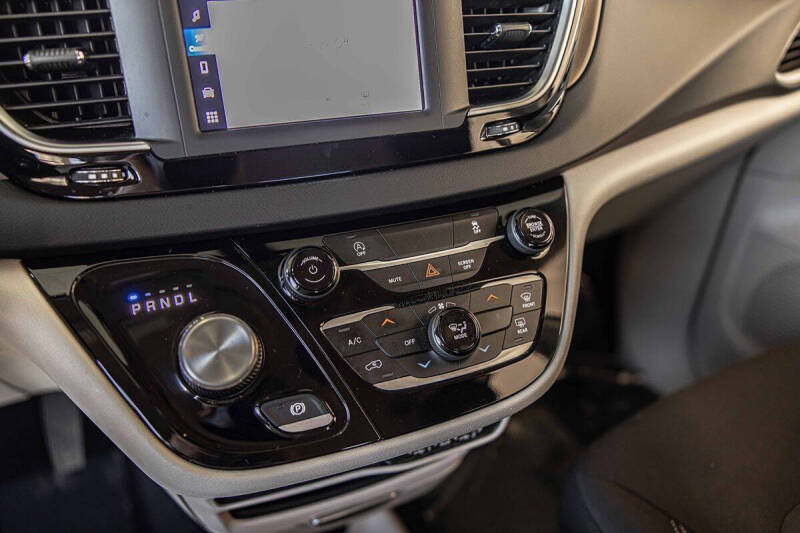 2022 Chrysler Voyager LX