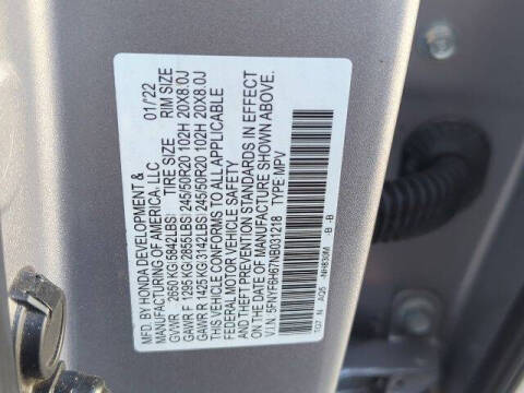 2022 Honda Pilot Touring w/Rear Captain's Chairs