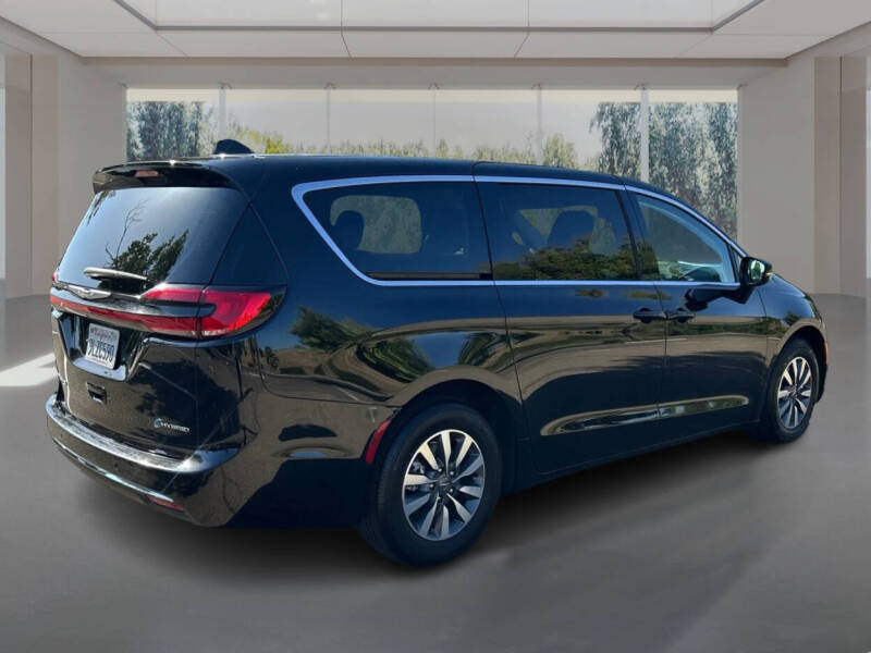 2024 Chrysler Pacifica Plug-In Hybrid Select