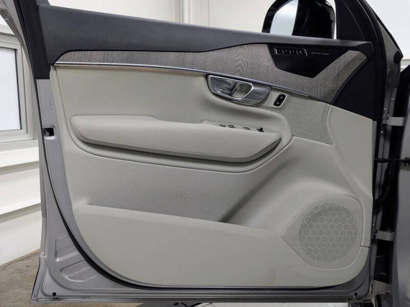 2025 Volvo XC60 B5 Plus Dark Theme