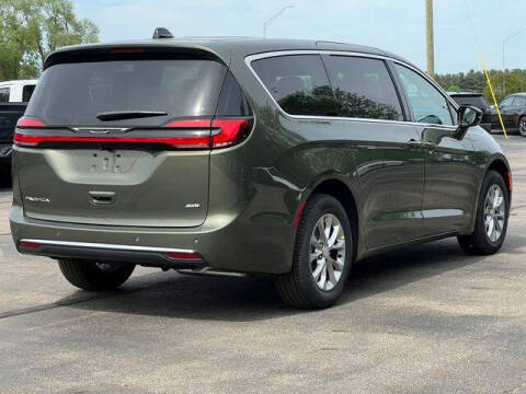 2027 Chrysler Pacifica Select