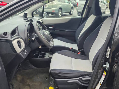 2012 Toyota Yaris 5-Door LE