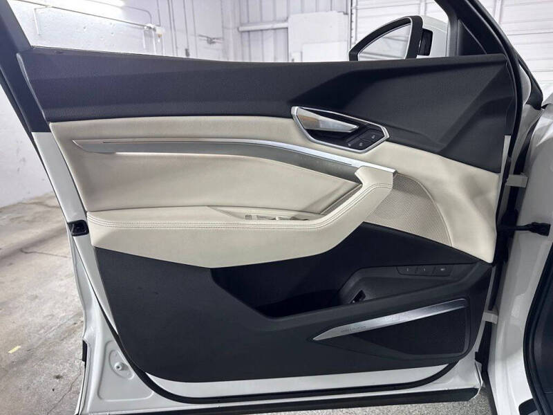 2019 Audi e-tron quattro Premium Plus