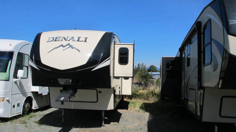 2017 Dutchmen RV DENALI 29RKS TRIPLE SLIDE