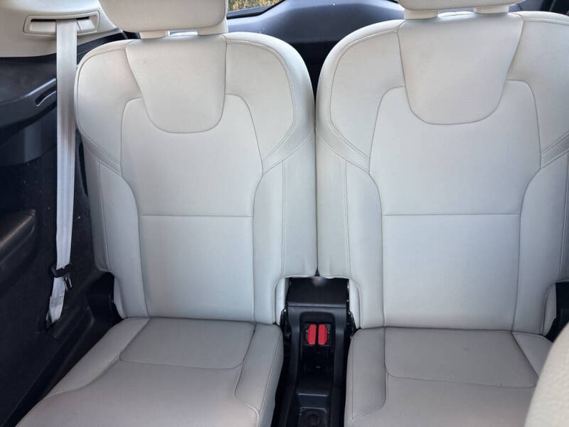 2020 Volvo XC90 T6 Momentum 6-Passenger