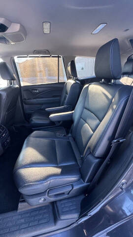 2019 Honda Pilot Touring w/Rear Captain's Chairs