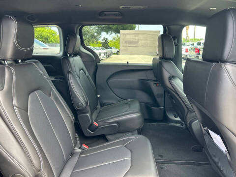 2027 Chrysler Pacifica LX
