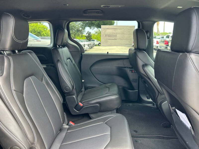 2027 Chrysler Pacifica LX