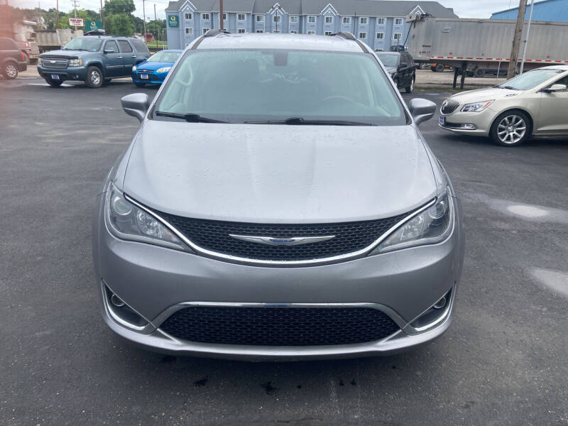 2017 Chrysler Pacifica Touring-L photo 3