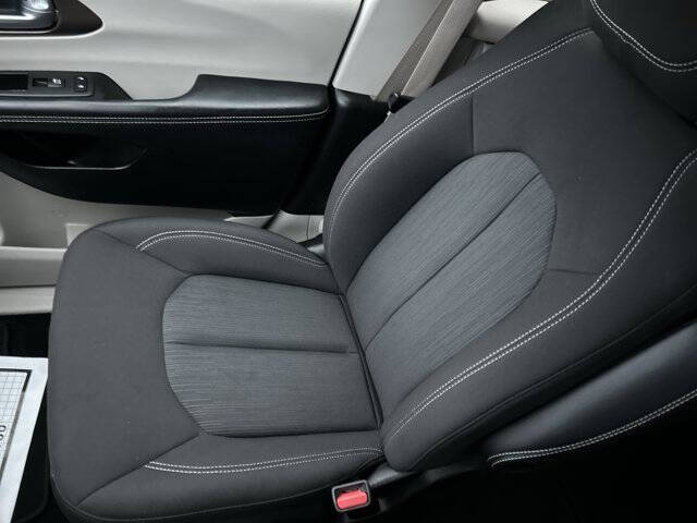 2022 Chrysler Voyager LX