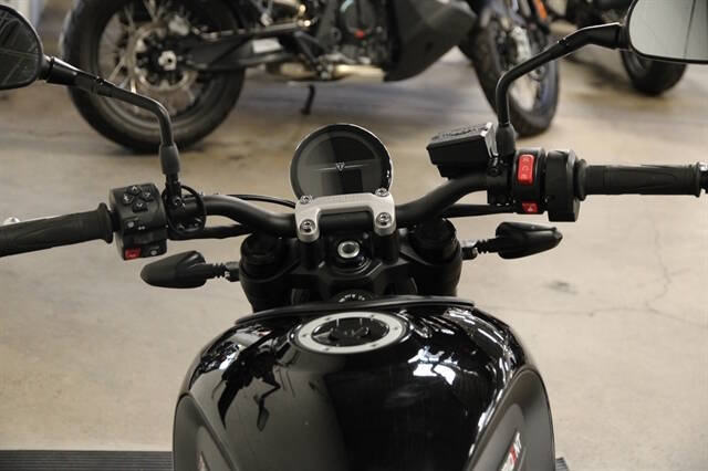 2023 Triumph TRIDENT 66