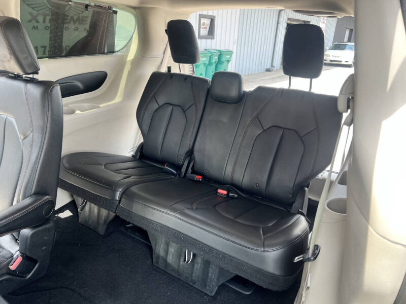 2017 Chrysler Pacifica Touring-L