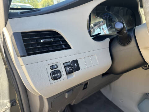 2013 Toyota Sienna XLE 8-Passenger