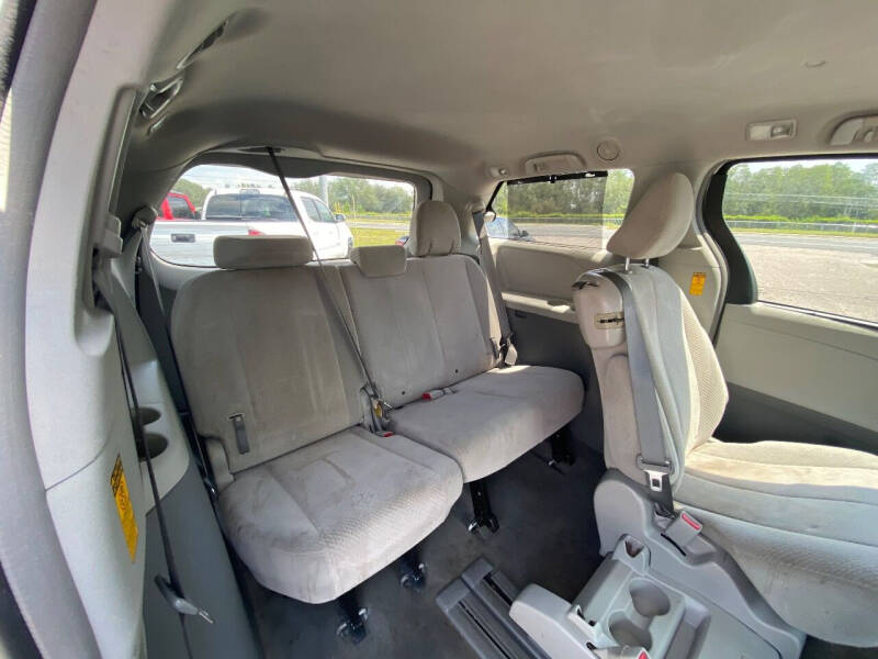 2014 Toyota Sienna null photo 23