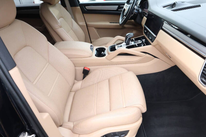 2023 Porsche Cayenne Platinum Edition