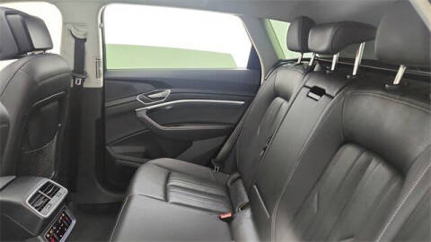 2022 Audi e-tron quattro Premium Plus