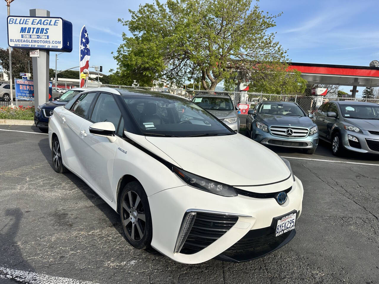 White 2017 Toyota Mirai Base 4dr Sedan 2