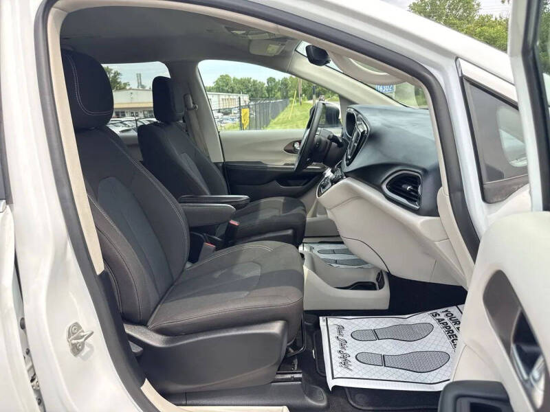 2023 Chrysler Voyager LX