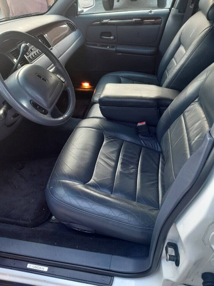 2001 Lincoln Town Car  - $8,950