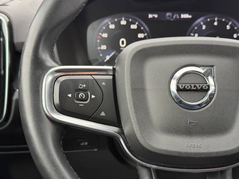 2022 Volvo XC40 T5 Momentum