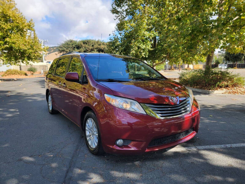 2013 Toyota Sienna XLE photo 2