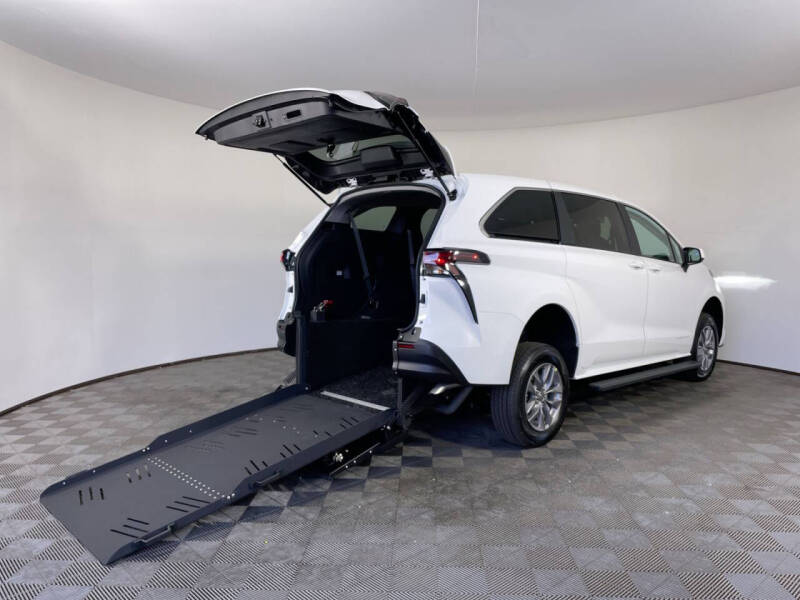 2025 Toyota Sienna LE's photo