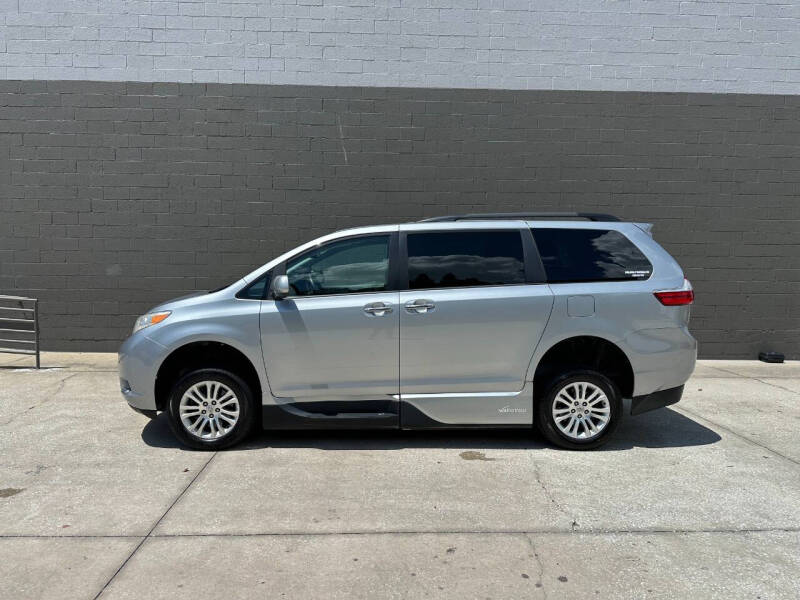 2015 Toyota Sienna XLE 7-Passenger Auto Access Seat