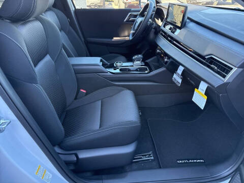 2025 Mitsubishi Outlander ES