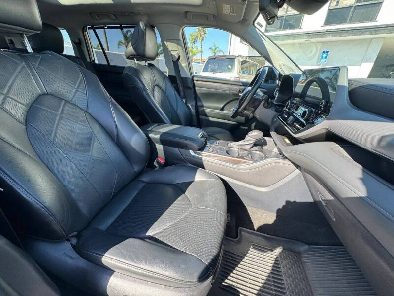 2023 Toyota Highlander Hybrid Platinum