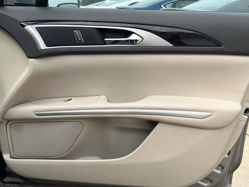 2016 Lincoln MKZ Base photo 13