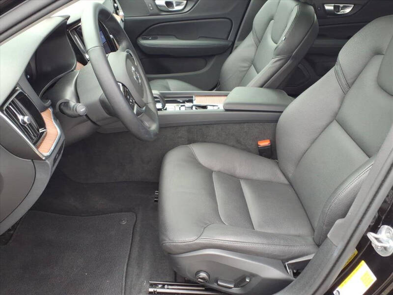 2025 Volvo V60 Cross Country B5 Plus