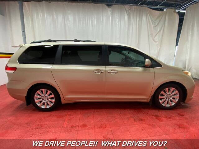 2012 Toyota Sienna XLE 7-Passenger Auto Access Seat