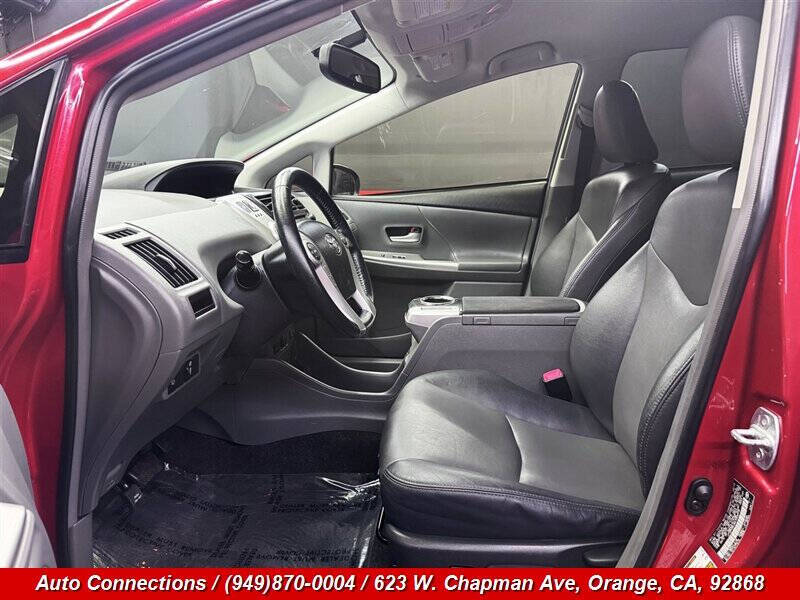 2014 Toyota Prius v Five