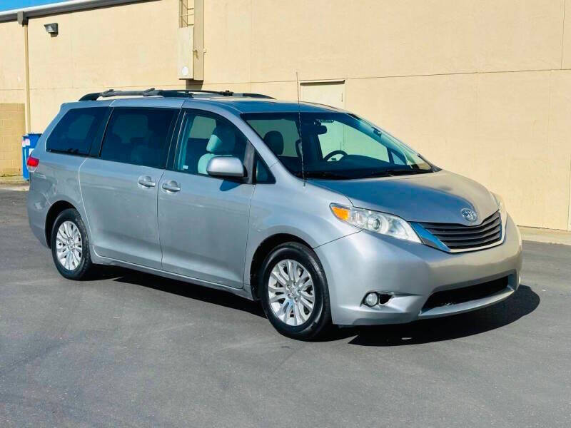 2012 Toyota Sienna XLE 7-Passenger Auto Access Seat