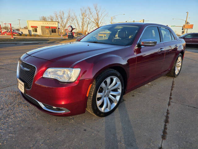2018 Chrysler 300 Limited's photo
