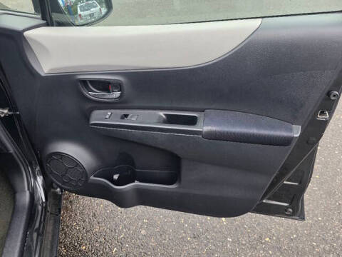 2012 Toyota Yaris 5-Door LE