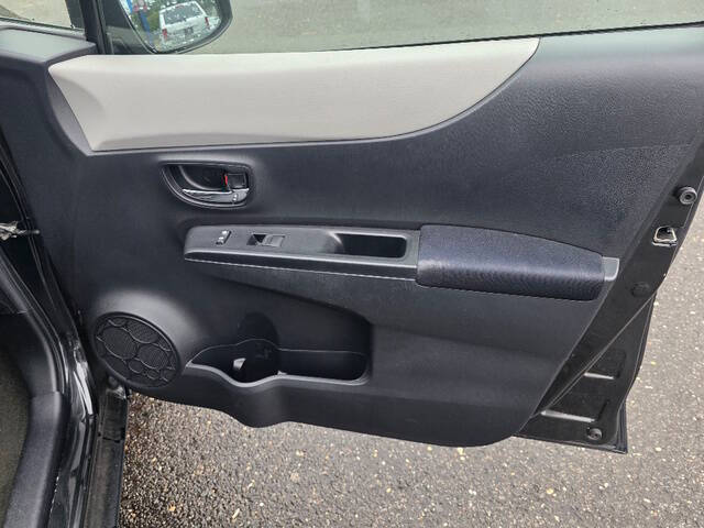 2012 Toyota Yaris 5-Door LE