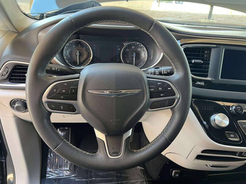 2022 Chrysler Voyager LX